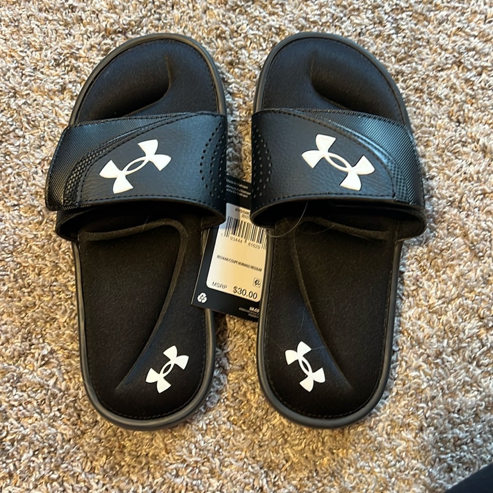 Boys Under Armour slides NWT black size 5Y